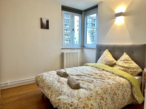 une chambre avec un lit avec deux oreillers dessus dans l'établissement Superb modern and spacious apartment Mathis, à Paris
