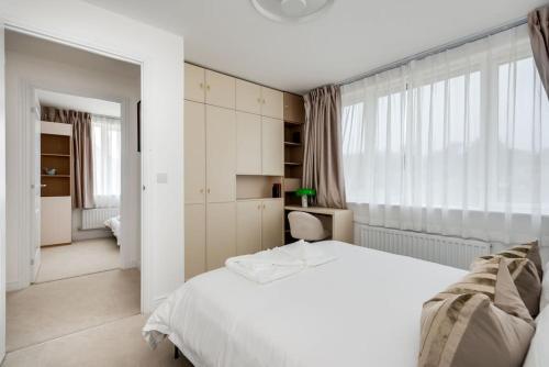 Ένα ή περισσότερα κρεβάτια σε δωμάτιο στο Tranquil 4-Bed Oasis Modern Chic House