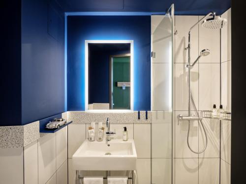 y baño con lavabo y ducha. en URBAN LOFT Berlin en Berlín