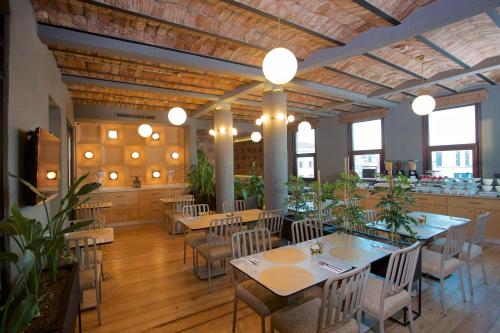 ein Restaurant mit Tischen und Stühlen in einem Zimmer in der Unterkunft Ayramin Exclusive Hotel - Special Category in Istanbul