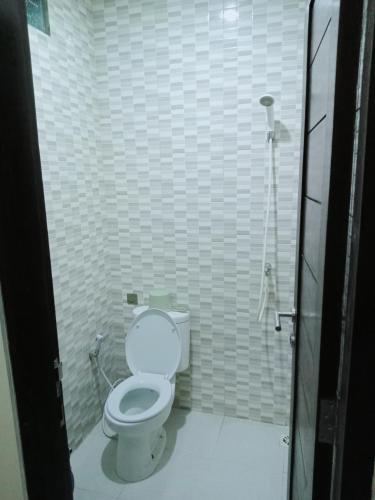 Bilik mandi di Bali Holiday Guesthouse near IALF & Benoa