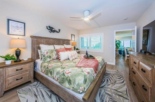 1 dormitorio con 1 cama grande y vestidor en Beachfront Aldea 13, en Clearwater Beach