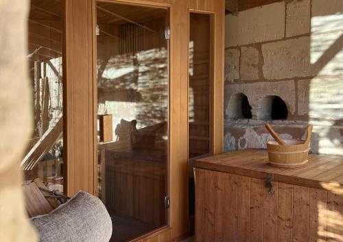 una habitación al aire libre con chimenea de piedra en una casa en Gîte - LA CLOCHETTE, en Lugon et l’Ile du Carney