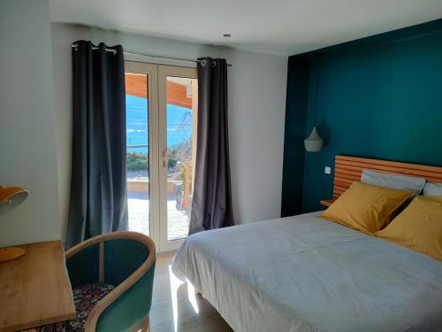 a bedroom with a bed and a sliding glass door at Le Panoramique du Plongeoir - T4 spacieux de 90m2 avec grande terrasse vue sur le lac de Serre Ponçon in Savines