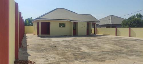 ein Haus mit einer Einfahrt davor in der Unterkunft Frafraha Cottage in Accra