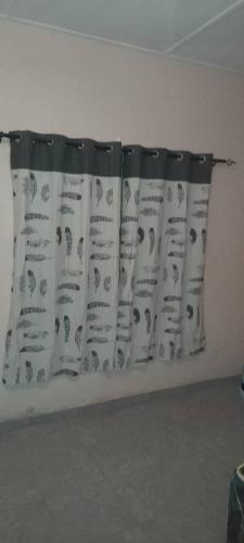einen Vorhang, der an einer Wand in einem Raum hängt in der Unterkunft Frafraha Cottage in Accra