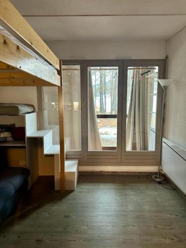 Cette chambre dispose d'une fenêtre, d'un lit et d'un canapé. dans l'établissement RDC La joue du loup, à Saint-Étienne-en-Dévoluy