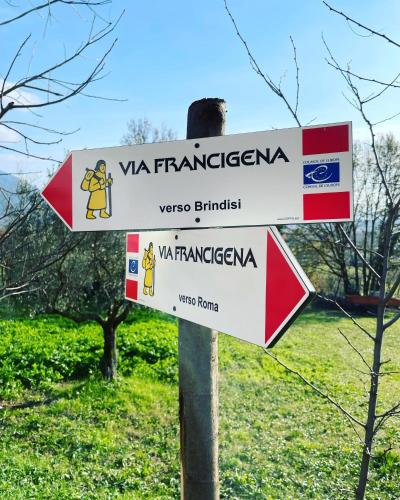 a street sign on a pole in a field at Affittacamere Il Colle in Faicchio