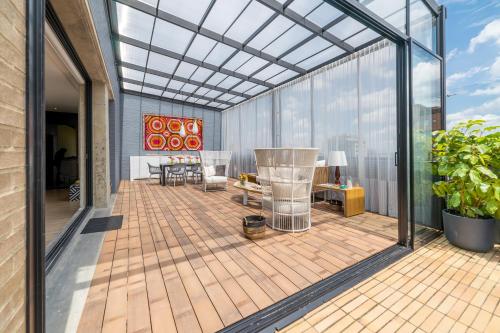 Un lugar para sentarse en Canvas By Wynwood House