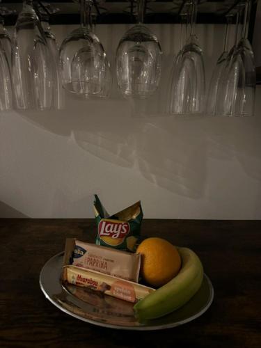 einen Teller mit Obst und Snacks auf dem Tisch in der Unterkunft Landvetter Airport B&B in Härryda