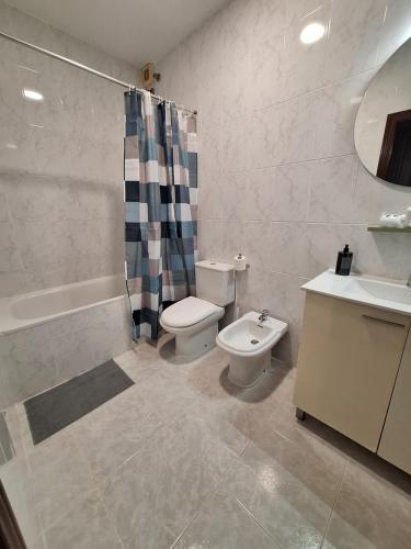 y baño con aseo, lavabo y ducha. en Apartamento California 3, en Miami Platja