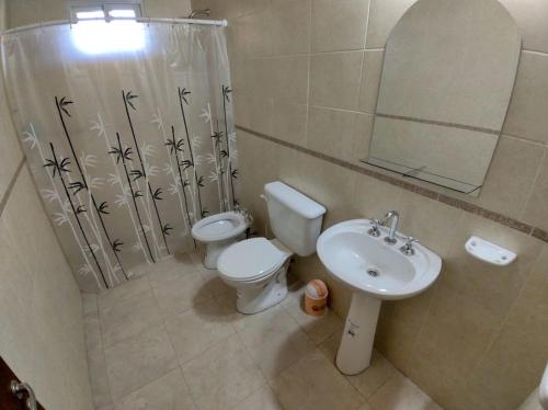 Kuyay Cabañas في سان رافاييل: حمام مع مرحاض ومغسلة
