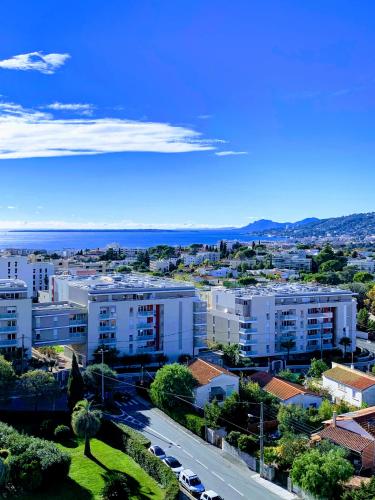 une vue aérienne d'une ville avec des bâtiments dans l'établissement T3 75m² Incroyable Vue Mer/Piscine/Tennis/Terrasse, à Antibes