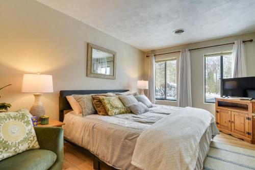 1 dormitorio con 1 cama grande y TV en Year-Round Hidden Valley Home Ski, Hike and More! en Champion