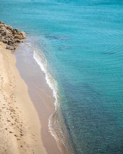 an aerial view of a beach with the ocean at Piso California 3 aire acondicionado, wifi, cerca del mar in Miami Platja