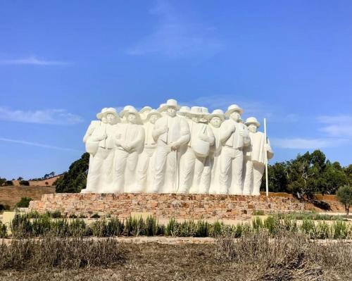 a statue of a group of men in white uniforms at Casa Inglesa Roosa 2 Persoons Accommodatie Appartement Sunny in Relíquias