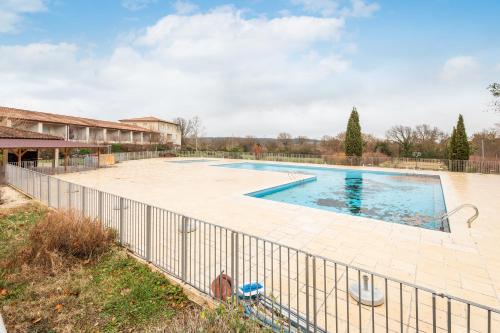 une piscine entourée d'une clôture dans l'établissement Jakine - Joli T2 avec terrasse, à Azille