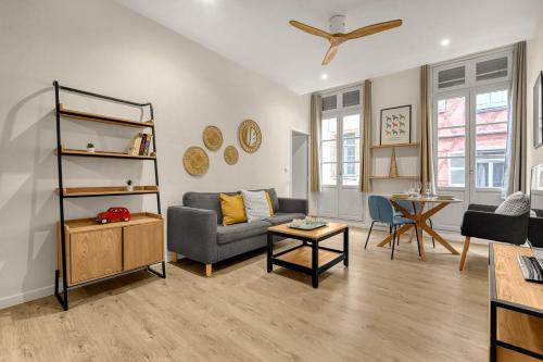 un salon avec un canapé et une table dans l'établissement Roma Maximus - coeur historique vieille ville, à Toulouse