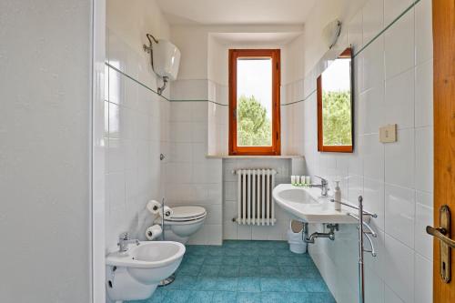- Baño con 2 lavabos y aseo en Casalchino-Fattoria La Torre, en San Gimignano