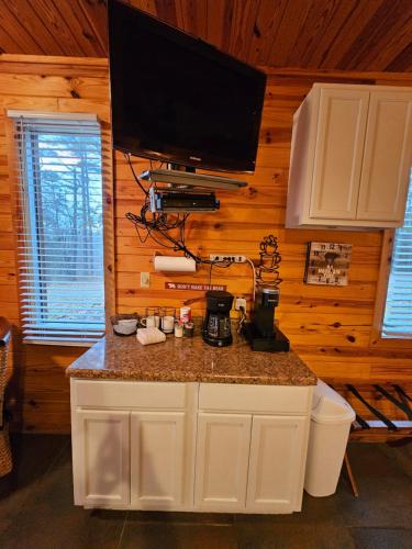 Η κουζίνα ή μικρή κουζίνα στο 5 Min Beaver Lake King Bed Fire Pit Jetted Tub #1