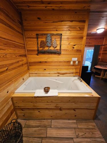 Φωτογραφία από το άλμπουμ του 5 Min Beaver Lake King Bed Fire Pit Jetted Tub #1 σε Eureka Springs
