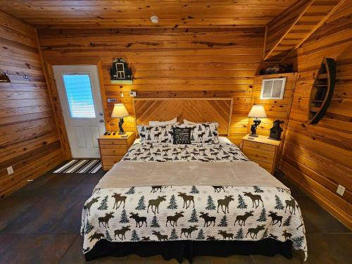 ユーレカ・スプリングスにあるHoney Bear Haven Suite 1の木造キャビン内のベッド1台が備わるベッドルーム1室を利用します。