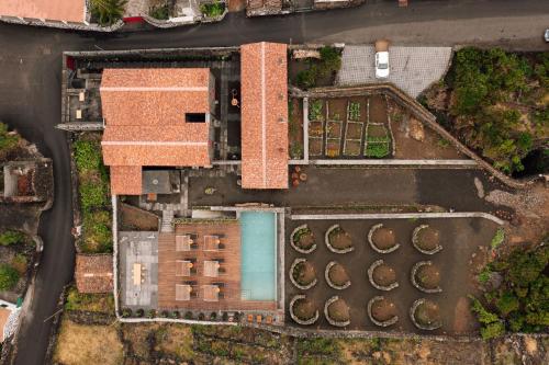 an overhead view of a building with a pool at Adega do Fogo in São Roque do Pico