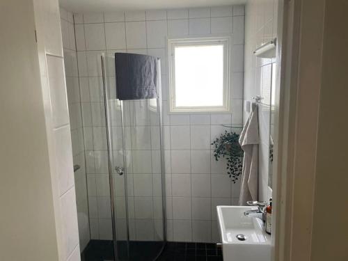 een badkamer met een douche en een wastafel bij Nära till centrum och natur 2:a in Alingsås
