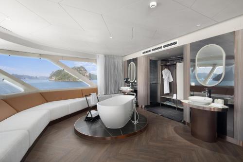 Phòng tắm tại Grand Pioneers Halong Bay Cruise 1 - former Essence Grand Halong Bay Cruise 1