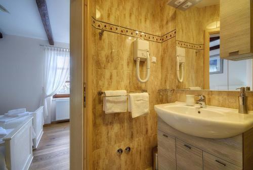 a bathroom with a sink and a mirror at Villa Moncalvo in Bale