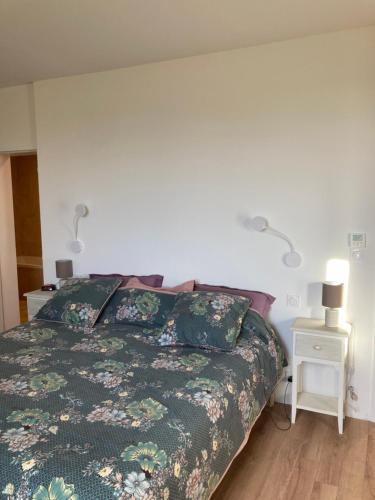 - une chambre avec un lit et deux lumières sur le mur dans l'établissement Campagne-Chic, à Bazas