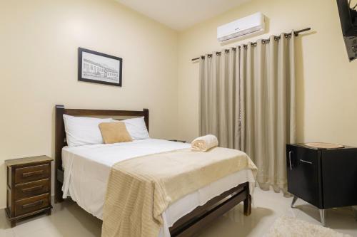 um quarto com uma cama e uma cómoda em Pousada Meia Ponte em Pirenópolis