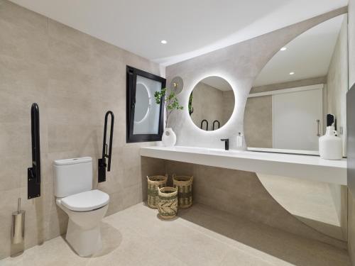 A bathroom at XQ Vistamar