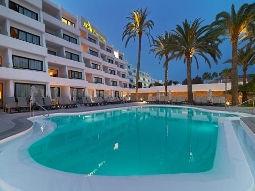 una grande piscina di fronte a un hotel di XQ Vistamar a Puerto Rico de Gran Canaria