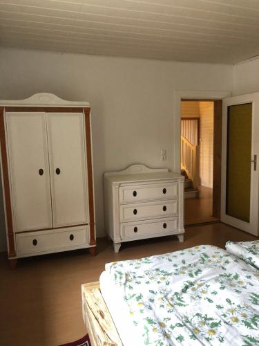 Ένα ή περισσότερα κρεβάτια σε δωμάτιο στο Wohnung in Wald- und Seenähe