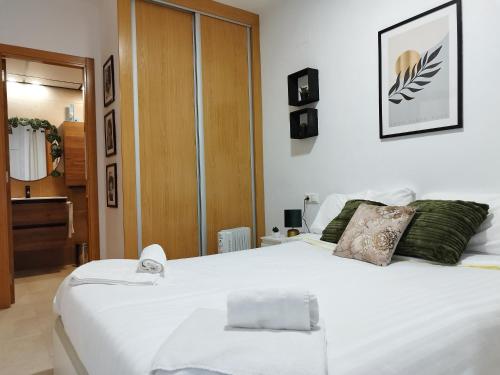 1 dormitorio con 1 cama blanca grande en una habitación en Cozy apartment in Castalla, en Castalla