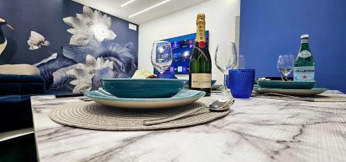 uma mesa com taças e taças de vinho em Garibaldi Superior Apartment - Enjoy Your Life! em Faenza