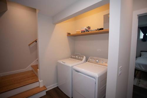 małą pralnię z pralką i suszarką w obiekcie New Townhome Near Downtown-King Bed/Workstation w mieście Naperville