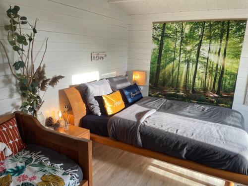 une chambre avec un lit et une grande fenêtre dans l'établissement Aux bonheurs Landais, à Linxe