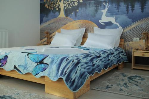 - une chambre avec un lit et une couverture papillon dans l'établissement Vila Dorna Royal, à Şarul Dornei