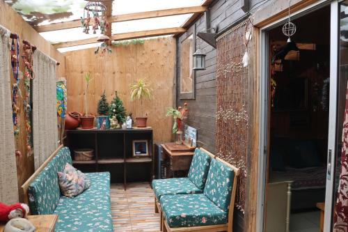 un patio al aire libre con 2 sillas y una mesa en Casa infiernillo, en Pichilemu