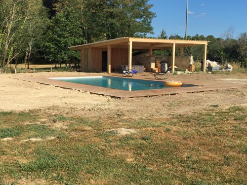- une petite piscine avec un pavillon dans la cour dans l'établissement Campagne-Chic, à Bazas