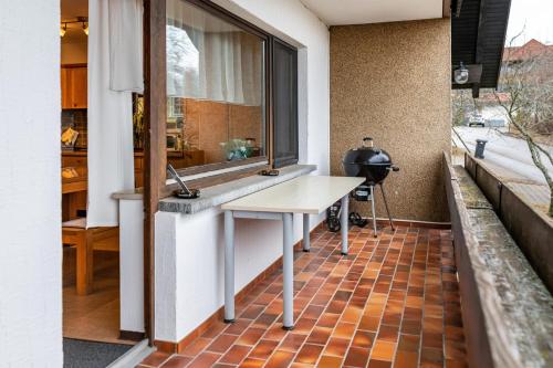 łazienka z umywalką i oknem w obiekcie Ferienwohnung Frische Brise w mieście Grafenhausen