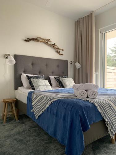 Un dormitorio con una cama con dos toallas encima. en Apartament Hamptons Perłowa Przystań, en Sianożęty