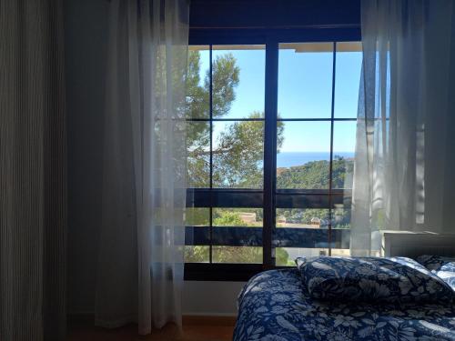 アルテアにあるAltea Olivos Gのベッドルーム1室(海の景色を望む窓付)