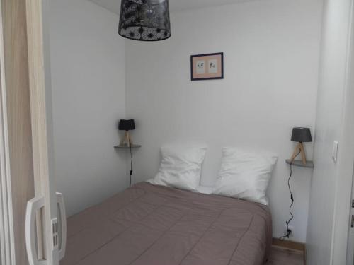 niewielka sypialnia z łóżkiem z 2 lampami w obiekcie VILLA DEL RE 7 dans Résidence avec piscine w mieście La Flotte