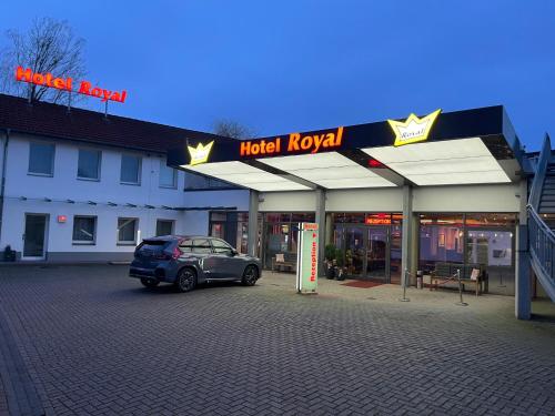 un coche aparcado frente al vestíbulo de un hotel en Hotel Royal Jülich, en Julich