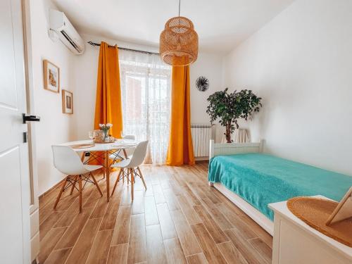 1 dormitorio con 1 cama, mesa y sillas en Fortuna Milan - METRO, AC, DUOMO in 25 minutes en Sesto San Giovanni