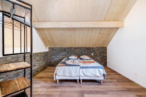 ein Zimmer mit einem Tisch in der Mitte eines Zimmers in der Unterkunft La Cabane du Huga N°2 in Lacanau