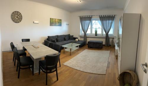 - un salon avec une table et un canapé dans l'établissement Kragemann Hotel & Vinothek, à Simmerath